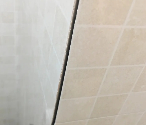 林甸瓷砖空鼓维修公司分享阳台瓷砖脱落的修复过程可以分为以下几个步骤